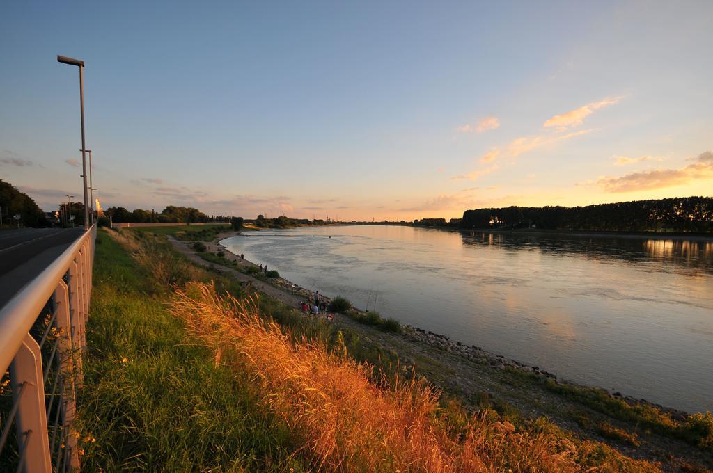 Hotel & Restaurant Zum Vater Rhein Monheim am Rhein Exterior photo