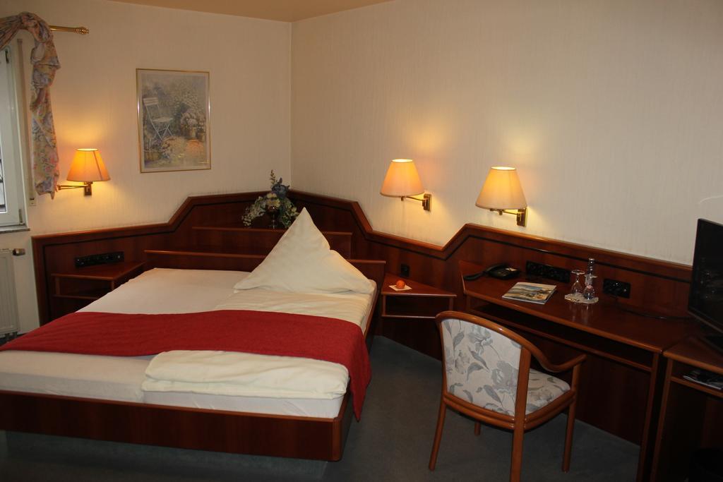 Hotel & Restaurant Zum Vater Rhein Monheim am Rhein Room photo